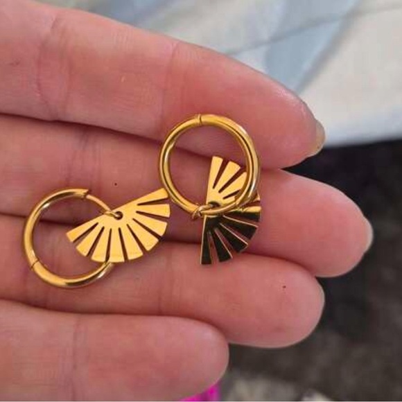 ✨2 for $30✨ Sunburst Hoops Gold Plated Fan Hoop Earring Detachable - Picture 5 of 8
